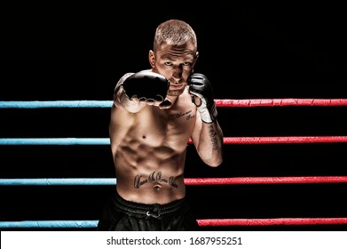 Artista marcial mixto posando en el anillo de boxeo. Concepto de mma, ufc, boxeo tailandés, boxeo clásico. Medios mixtos