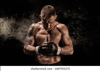Artista marcial mixto posando sobre un fondo negro. Concepto de mma, ufc, boxeo tailandés, boxeo clásico. Medios mixtos