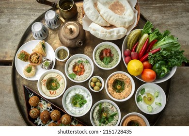 mélange de meze du moyen-orient plateaux de partage de nourriture végétarienne au restaurant turc d'istanbul