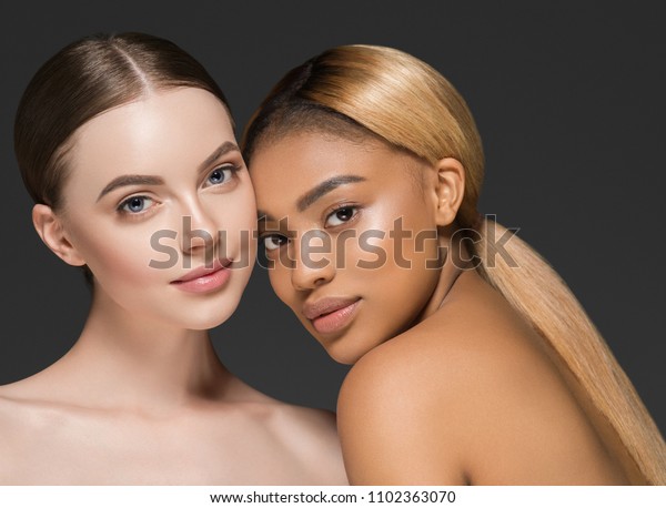 白人とアフリカ系アメリカ人の異なる2人の女の子の異なる女性の美しいポートレート の写真素材 今すぐ編集