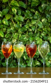 sélection de cocktails spritzer mixtes avec des fruits dans la table de bar extérieure