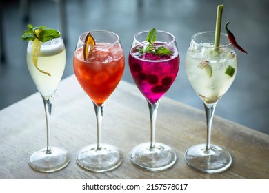 sélection de cocktails spritzer mixtes avec des fruits dans la table de bar extérieure