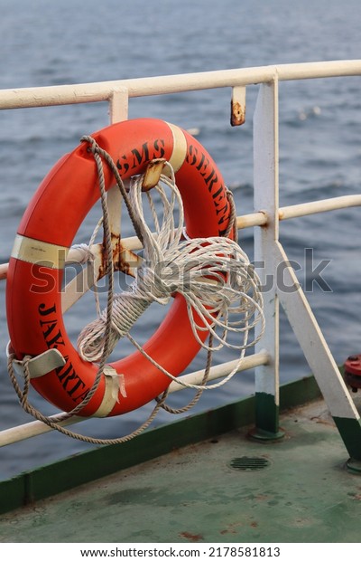 MOB (man over board) system with lifebuoy and rope on
the ship's wings or outside bridge accommodation for standby when
an emergency occurs on board or a person falls into the sea.
floating tools 