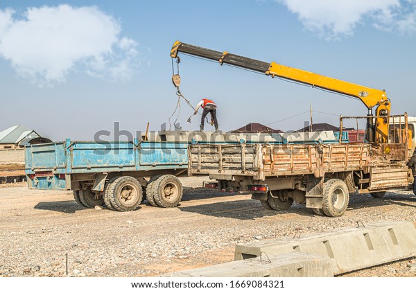 Mobile crane is the heavy machine used to\
lifting heavy material at construction site. Powered by hydraulic\
arm handle by workers.