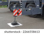 Mobile Crane Stabilizer Out With Outrigger Pad