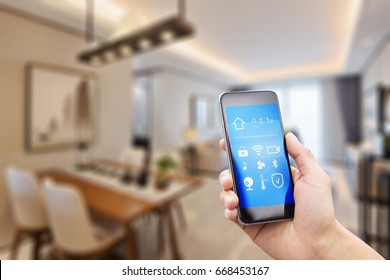 Handy mit Apps auf Smarthome im modernen Esszimmer