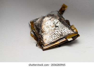 mobile phone battery explodes and burns due to overheat  danger of using smart phone