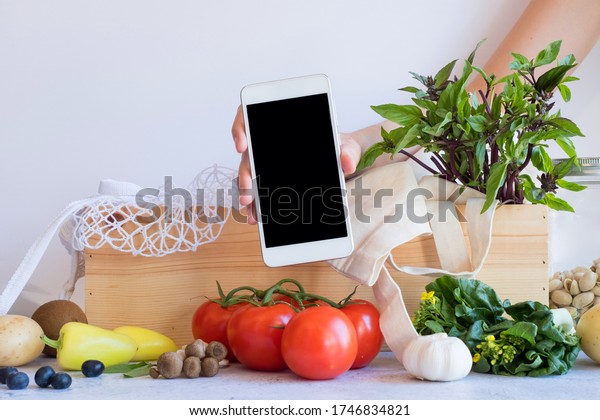 téléphone portable avec légumes frais dans photo de