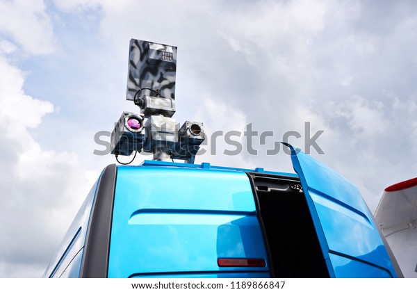 Mobile radar on car for\
aircraft