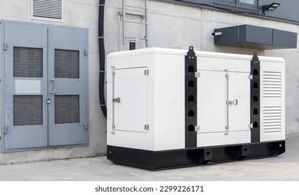 Generador de diésel industrial móvil en espera para suministro de energía de emergencia. Generador con motor de combustión interna. Para el uso de emergencia de la electricidad al aire libre