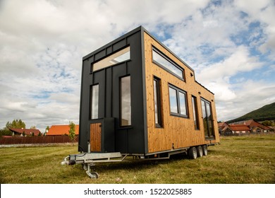 Mobile tiny house, great for outdoor experiences and holidays.