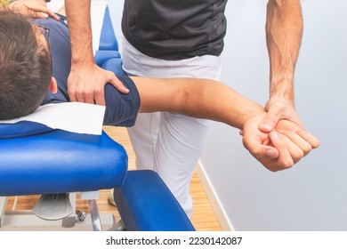 Mobilization of the shoulder by a physical therapist - Powered by Shutterstock