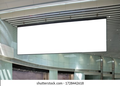 Images maquillées d'un panneau électronique blanc vierge à panneaux publicitaires dans un aéroport.