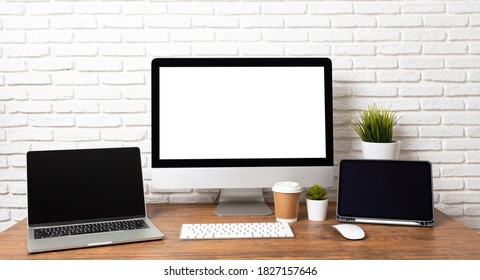 Schalten Sie einen leeren Bildschirm auf einen Holzschreibtisch ein. leerer weißer Desktop-Bildschirm mit Arbeitsbereich und Bürobedarf auf dem Tisch