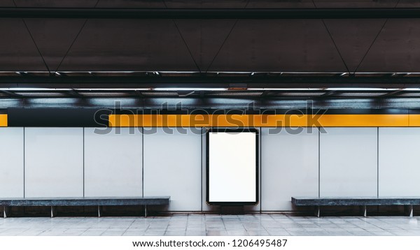 地下鉄のホールの中で 空白の広告都市の看板をモックアップ 地下鉄または鉄道駅の空の情報バナープレースホルダテンプレートで 側面に2つのコンクリート製のベンチが付いています の写真素材 今すぐ編集