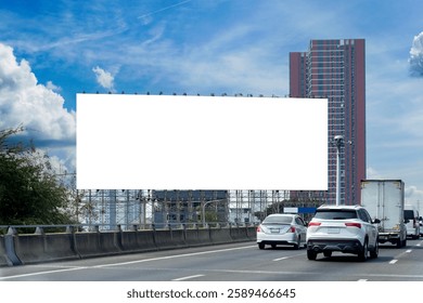 Maqueta de un cartel de la autopista con espacio en blanco para publicidad. Recorte de ruta. Cartelera en blanco en la carretera. 