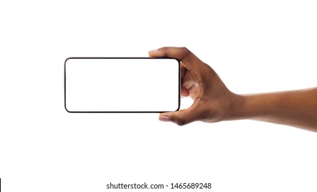 Макет изображения смартфона с пустым экраном в черной руке девушки, изолированной на белом. Панорама, пространство для копирования