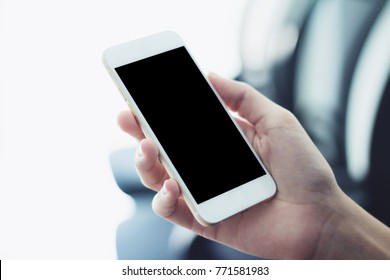 Bild von den Händen der Frau, die weißes Handy mit schwarzem Bildschirm halten