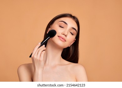 model applying powder with make-up brush