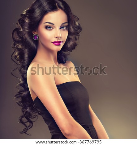 Model Curly Hair Jewelry Violet Makeup Stockfoto Jetzt