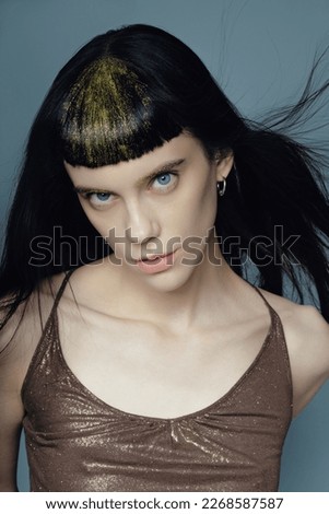 Model with gold glitter at brows and hair