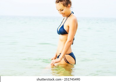 Model have fun in the ocean