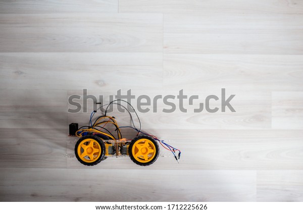 model for robotics car with wheels and base on\
a light background