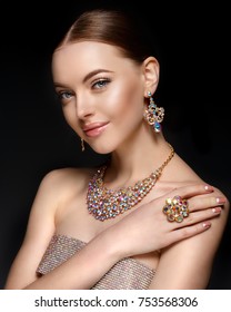 Model In Set Of Jewellery. Luxury Girl In Shine Jewelry