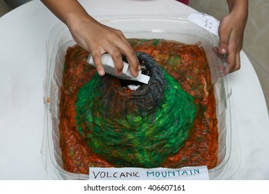 Model Of Volcano, Science Fair Project/ School Student Science Project, Adding Food Color, Vinegar, Baking Soda, Dish Wash Soap, India Exhibition, Demonstration Volcaniceruption Molten Lava, Student