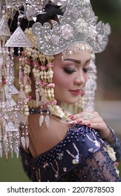 Model Who Wearing Suntiang Traditional Clothes Stock Photo 2207878503 ...