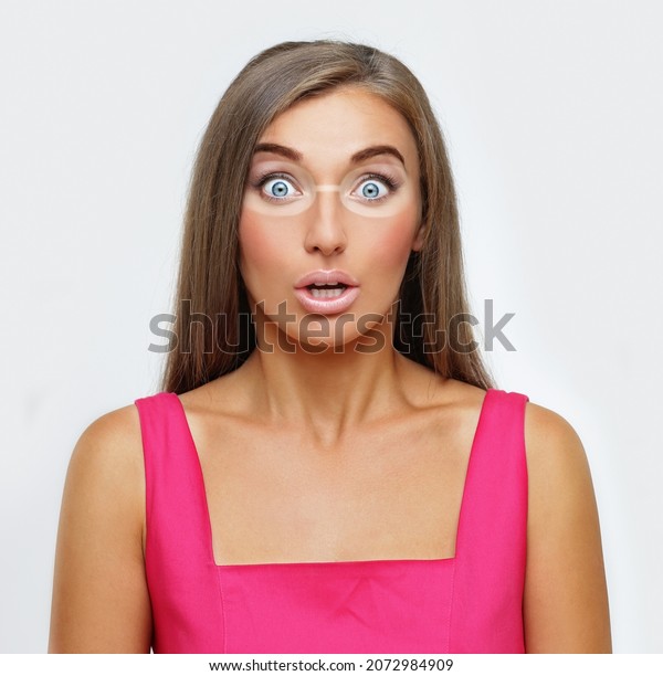 Model\'s face\
divided in parts - tanned and\
natural.