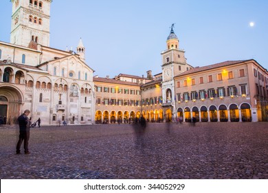 Modena Emilia Romagna Piazza Grande Illuminated Stock Photo 344052929 ...