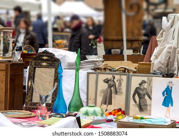 Modena, Italy, March 26 2018. Typical Antiques Market, With Vintage Memorabilia, In The Beautiful Modena Square, A Typical Italian Town. Design Objects, Historical Objects, Coming From The Past.