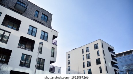 Modernes Appartementhaus in sonniger Lage. Außen, Wohnhausfassade.