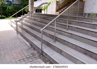 Moderne Architektur. Grunge Struktur der Außentreppe. Treppe aus Stein mit Vintage-Stil. 