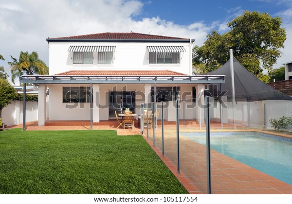 Moderner Garten Mit Swimmingpool In Australischem Stockfoto Jetzt Bearbeiten 105117554