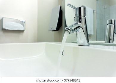 Modern Bathroom Chrome Faucet With Running Water