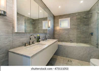 Modernes Badezimmer in Luxuswohnung
