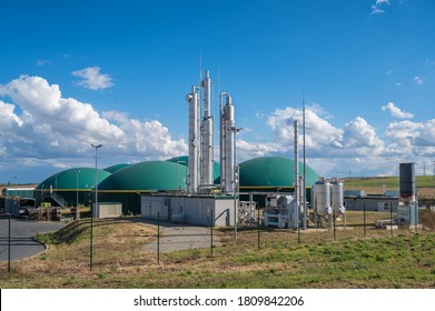 Moderne Biogasanlage zur Erzeugung von Strom und Wärme aus erneuerbaren Rohstoffen
