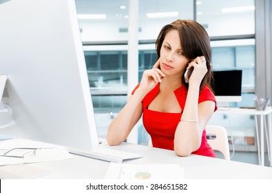 Moderne Geschäftsfrau mit Mobiltelefon