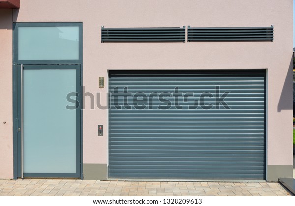 Modern Car Garage with\
automatic Door