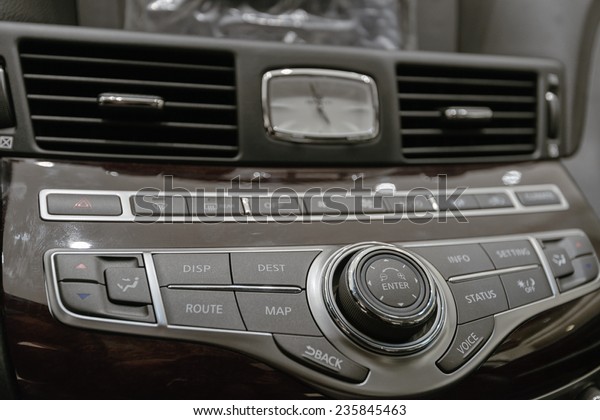 Modern car\
radio