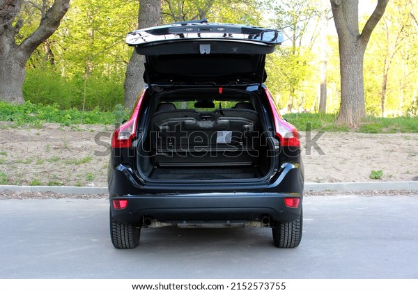 Modern car SUV with open empty trunk.\
Modern wagon car open trunk. Car boot is\
open.