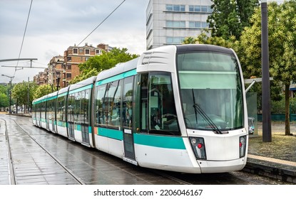 Tranvía urbano moderno. Transporte público en París, Francia