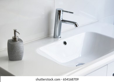 modernes und sauberes Waschbecken und Seifenspender