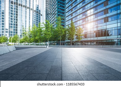 Moderne Handelsgebäude und urbane Grünlandschaftsgürtel.