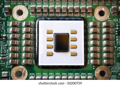 Microcontroladores: Son un tipo de circuitos integrados programables que pueden ejecutar órdenes previamente grabadas en su m