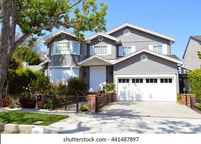    Modern custom made houses and mansions with nicely landscaped front the yard in the suburbs of Los Angeles, CA.
        
          

