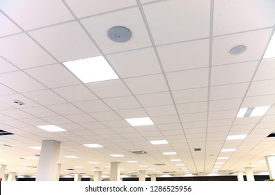 Modernes, weißes Büropolett mit weißen Fliesen und Beleuchtung