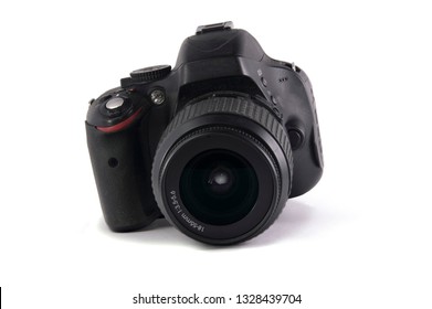 modern digital SLR photo camera with lens on white background. isolated.